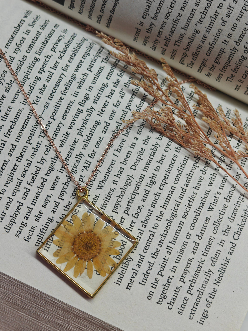 Resin Daisy Flower Pendant Necklace