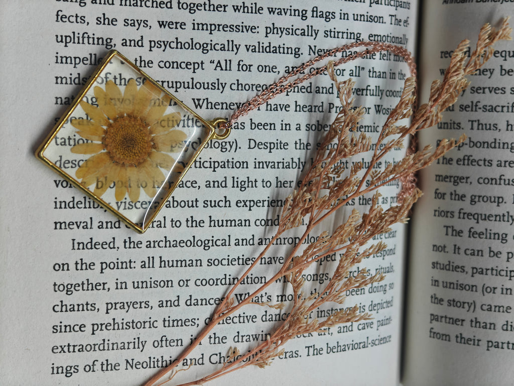 Resin Daisy Flower Pendant Necklace